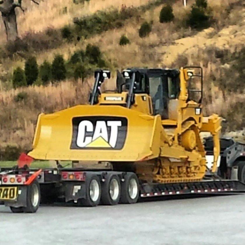 Катерпиллер тягач