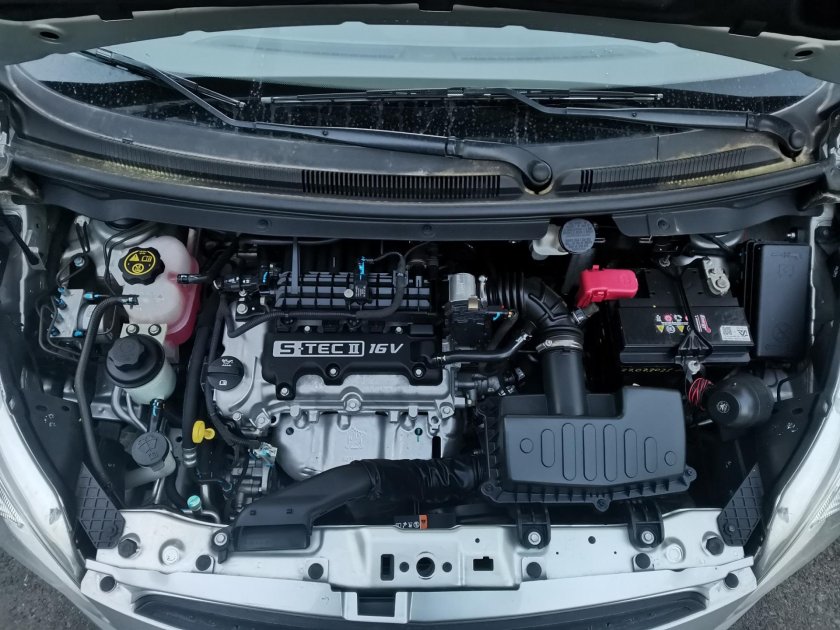 Chevrolet Spark подкапотное пространство