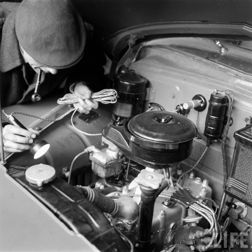 ГАЗ м20 моторный отсек