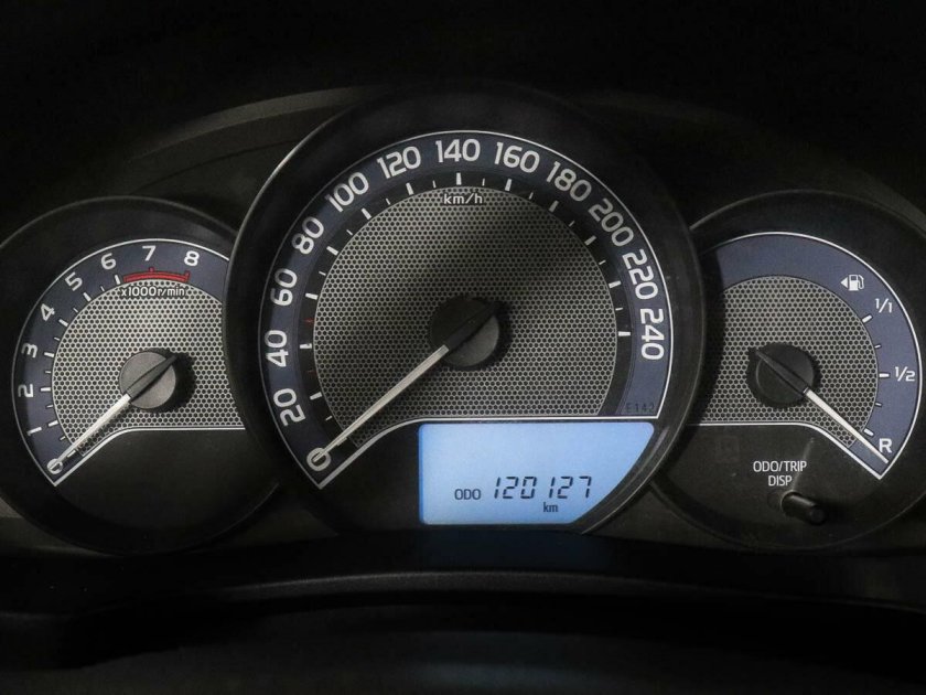 Белая тойота королла