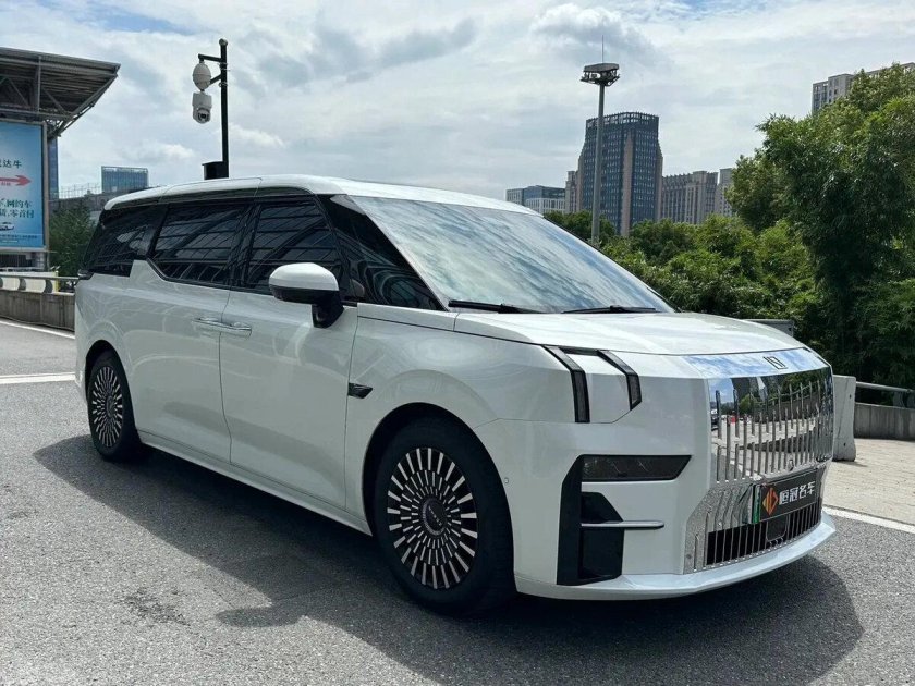 Машина zeekr 009