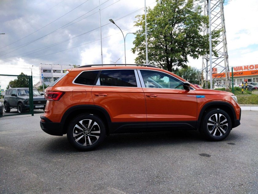 Volkswagen Taos оранжевый