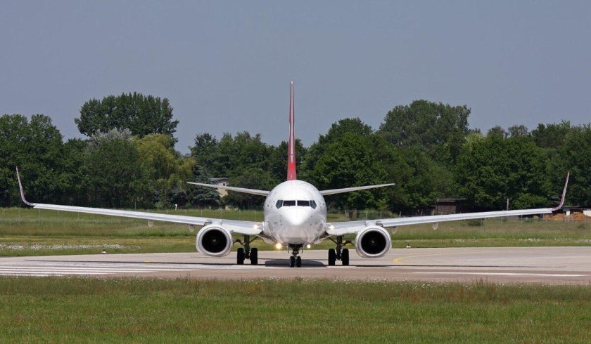 Boeing 737 спереди