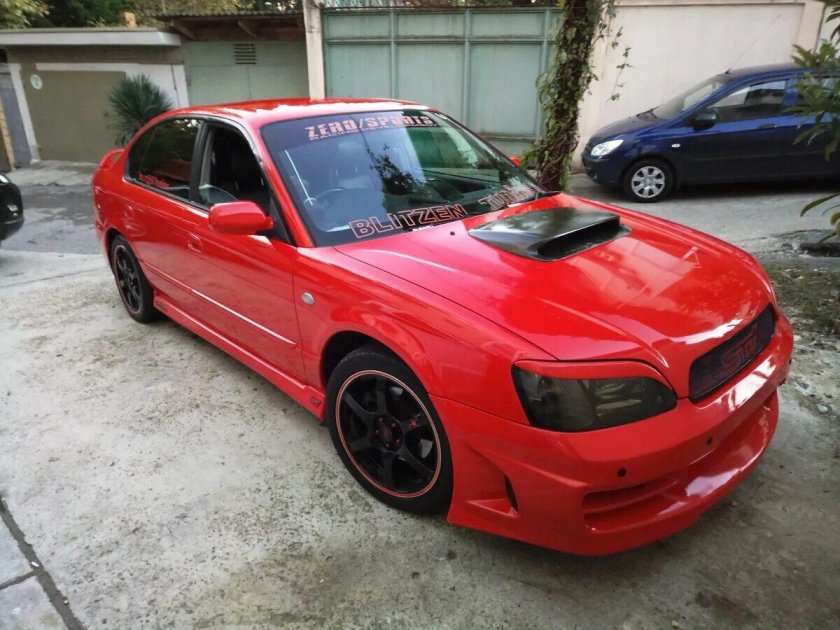 Субару Легаси б4 красная