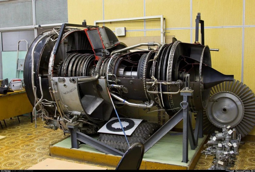 Авиационный двигатель д18т