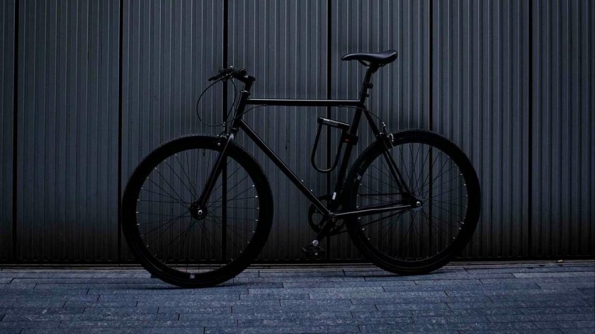 Черный матовый велосипед