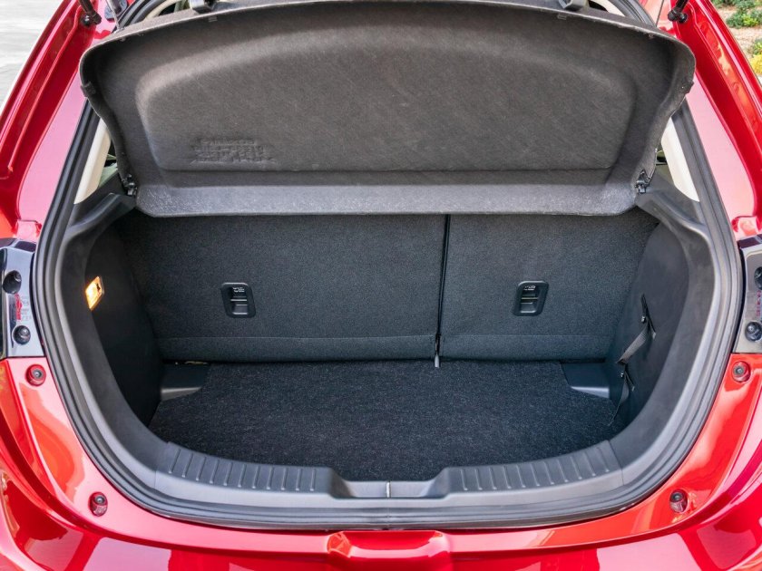 Mazda 2 багажник