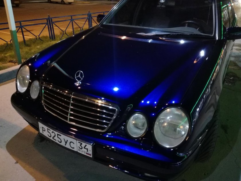 Мерседес 210 темно синий