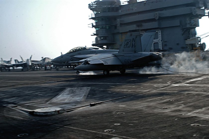 Ф-18 хорнет на авианосце