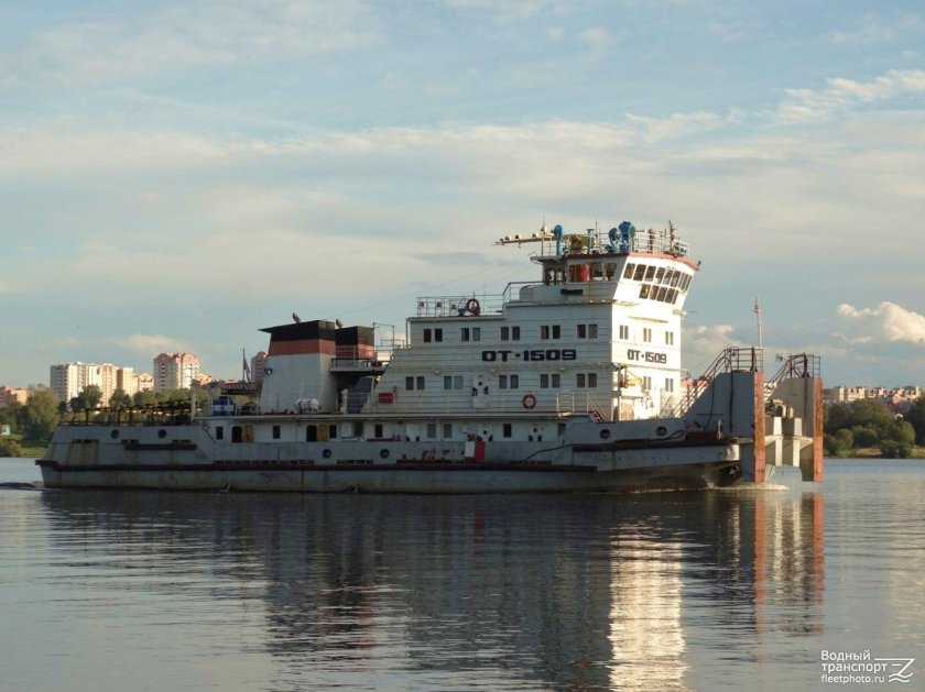 Теплоход толкач от-1500