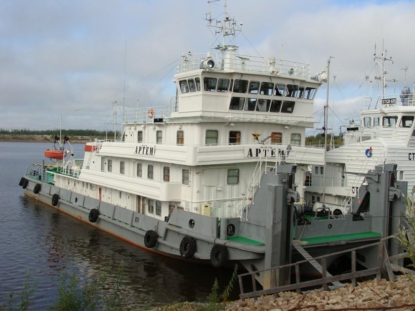 Теплоход буксир-толкач