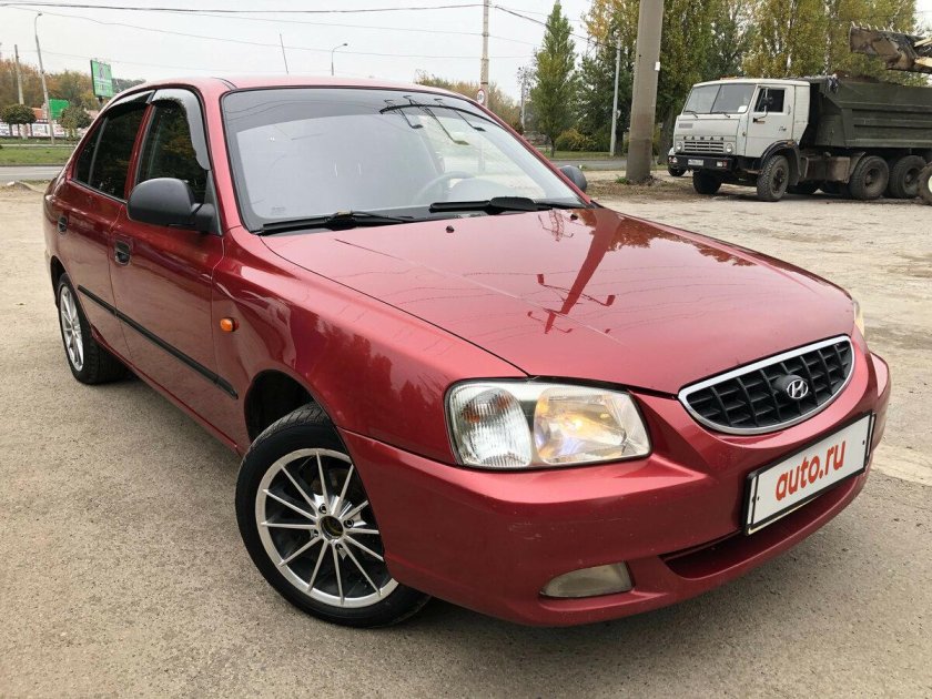 Hyundai Accent Red
