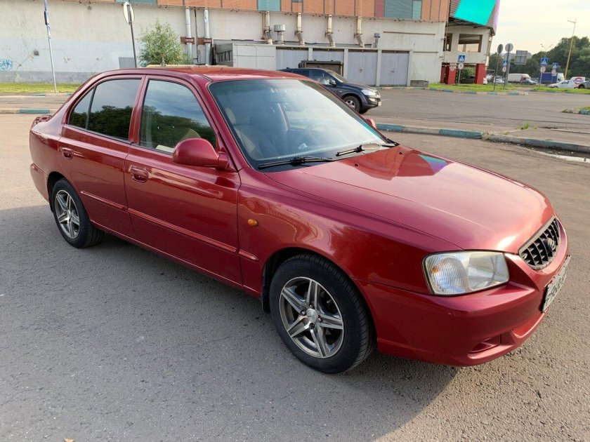 Hyundai Accent красный