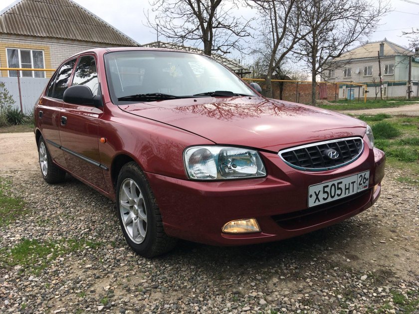 Hyundai Accent красный