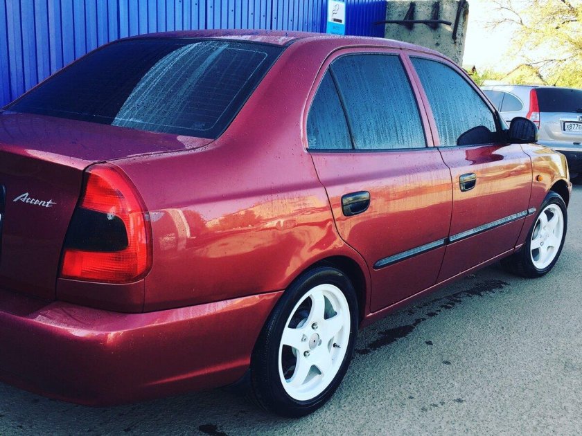 Hyundai Accent красный