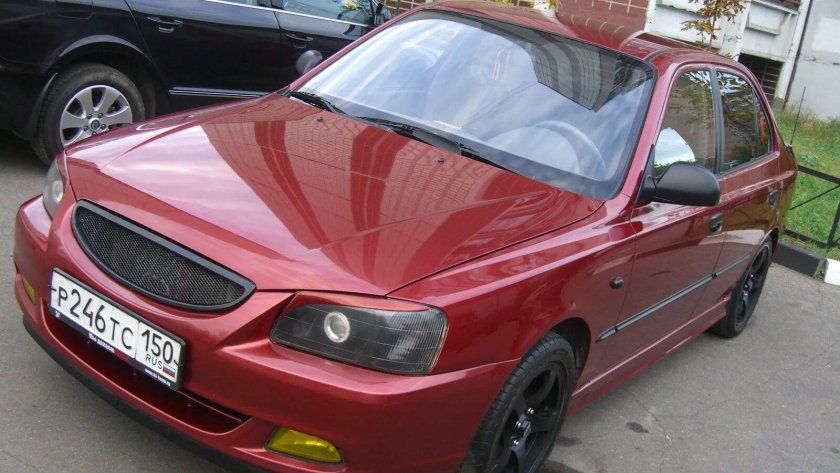 Hyundai Accent красный