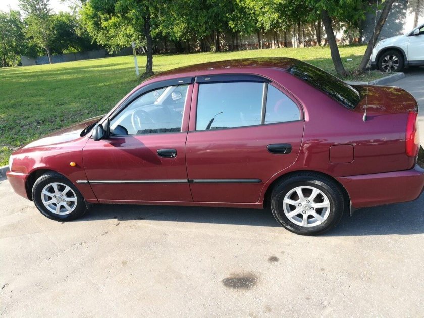 Hyundai Accent красный