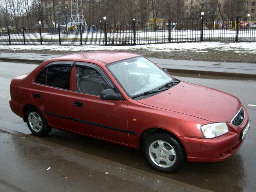 Hyundai Accent красный