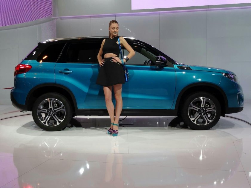 Девушка и Сузуки Гранд Витара