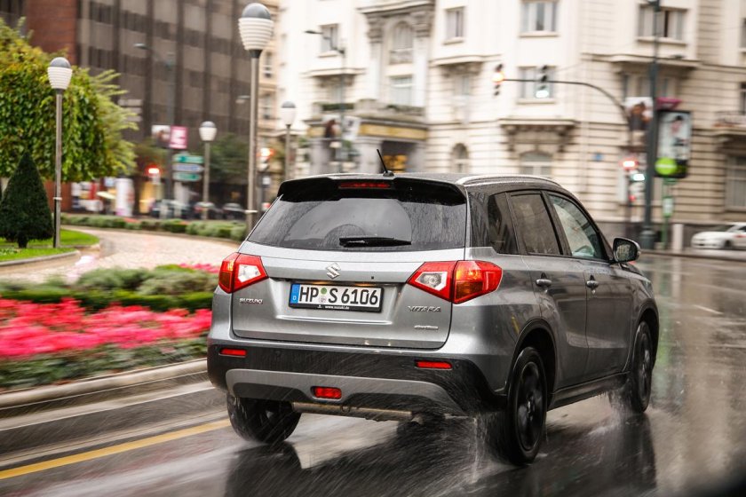 Сузуки Витара 2016 сзади