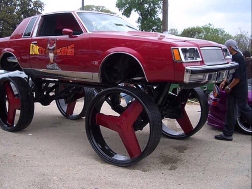 Машина на больших колесах