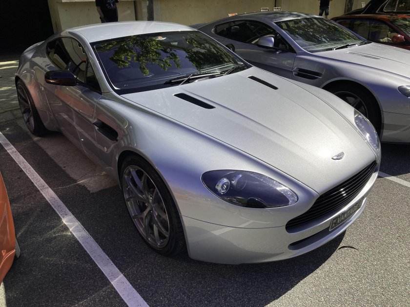 Aston martin v 12 vantage
