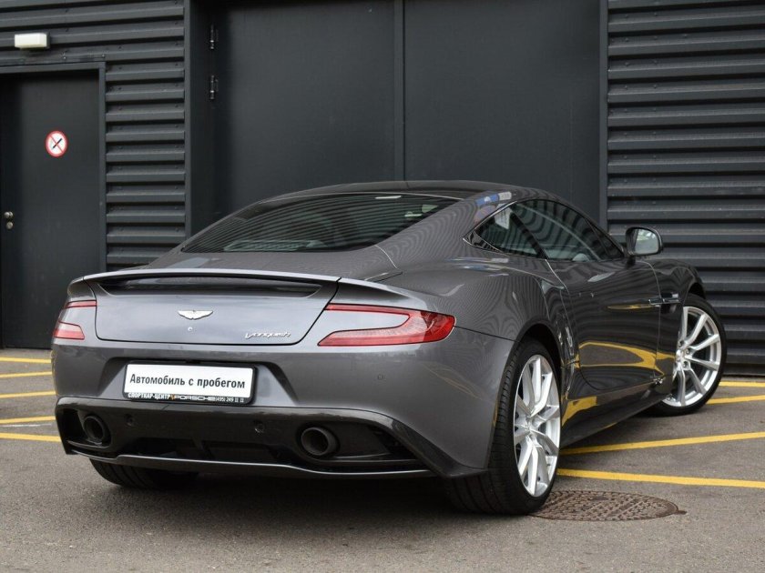 Серебристый Aston Martin Vanquish