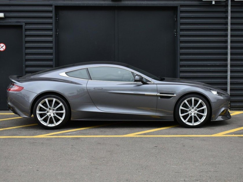 Серебристый Aston Martin Vanquish