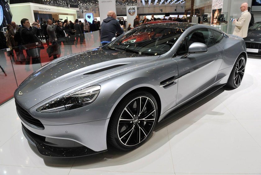Aston Martin серебристый
