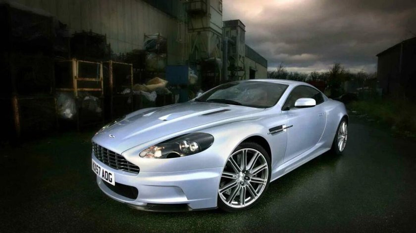 Машина Астон Мартин серебристый