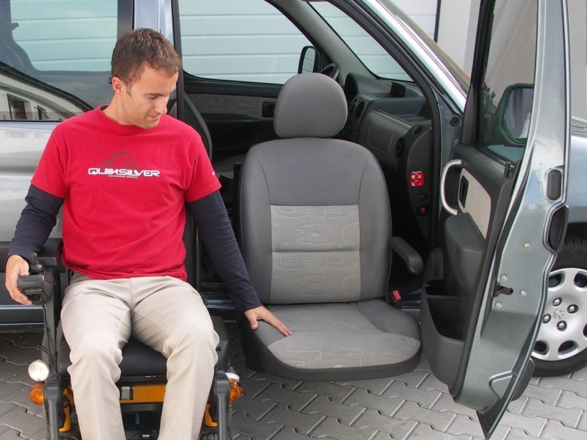 Кресло для инвалида в машину