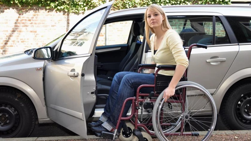 Инвалид рядом с машиной