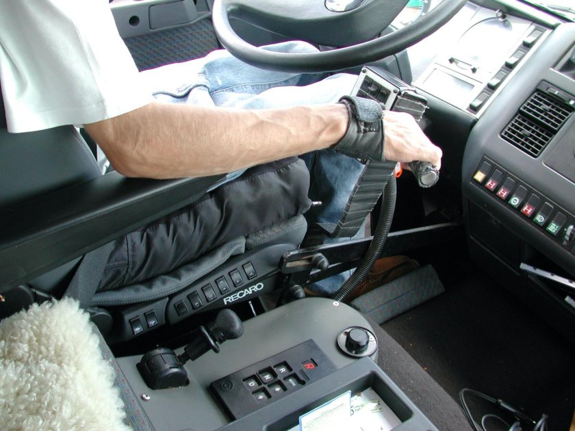 Машина для инвалидов с ручным управлением