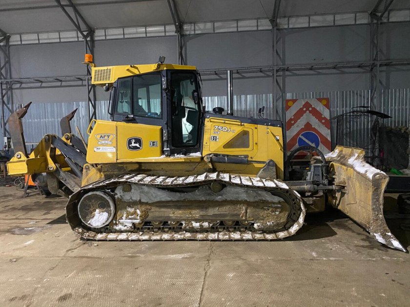 Гусеничный бульдозер джон дир