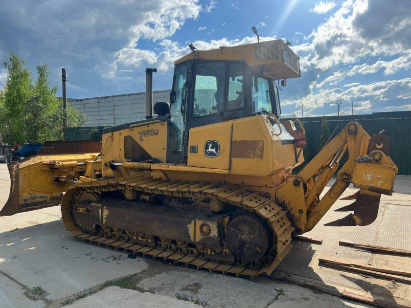 Гусеничный бульдозер