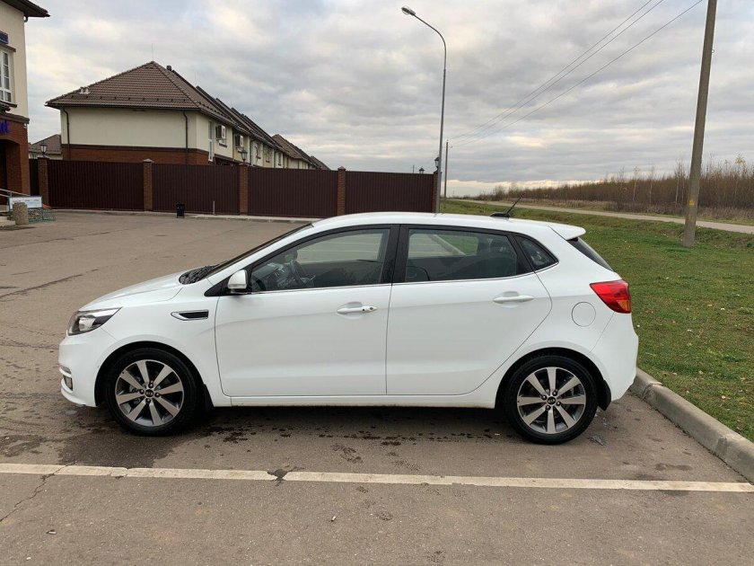 Киа Рио хэтчбек 2014 белая