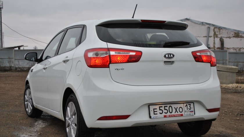 Киа Рио хэтчбек 2014 белая