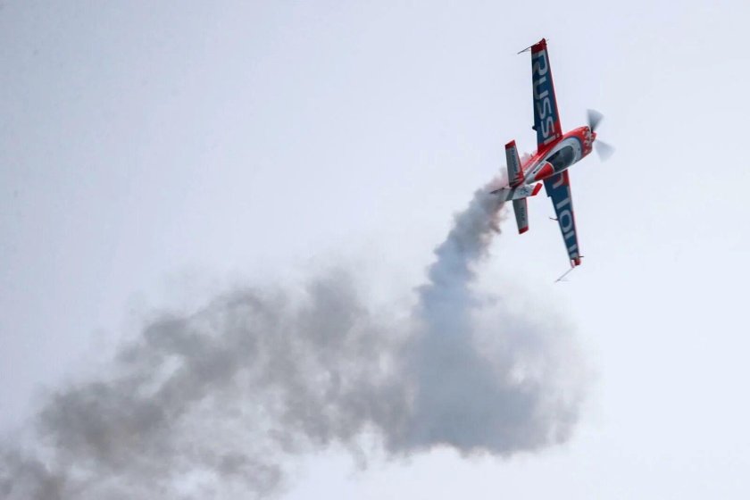 Запускает самолетик