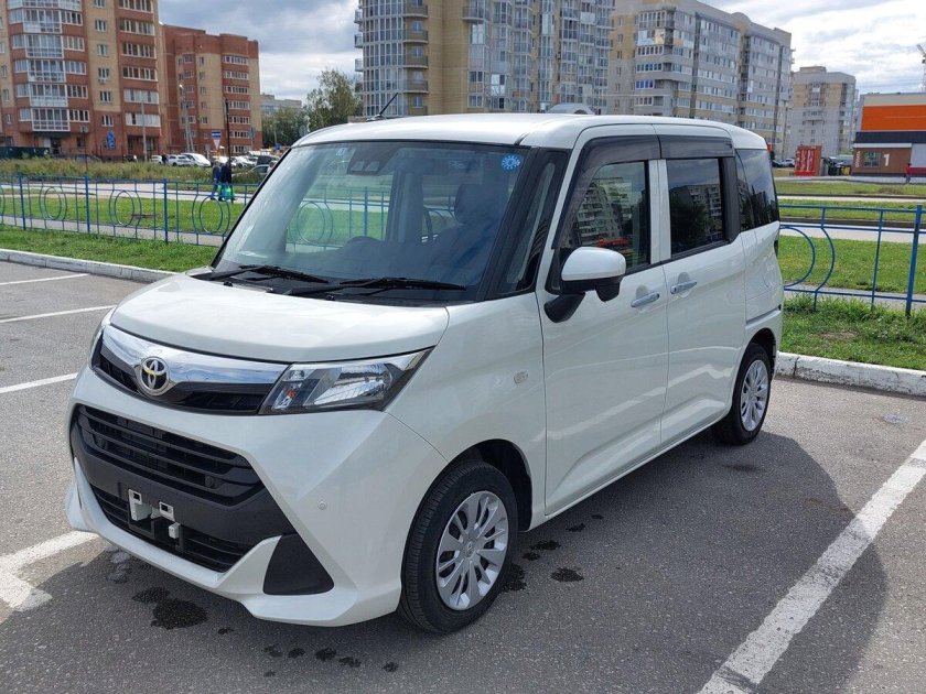 Toyota Tank 1.0 CVT,