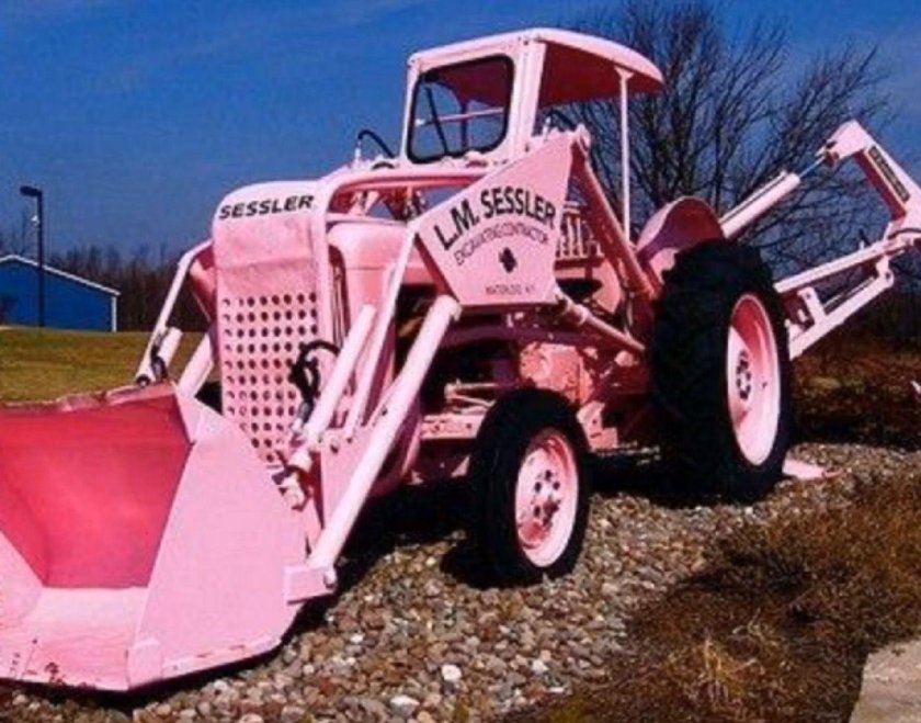 Розовый трактор