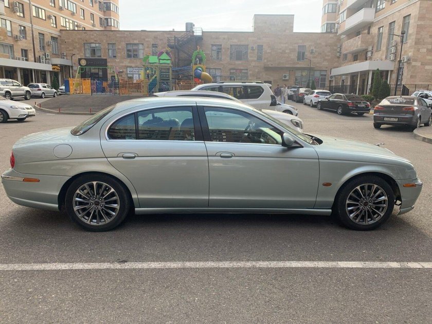 Серебристый Jaguar s-Type