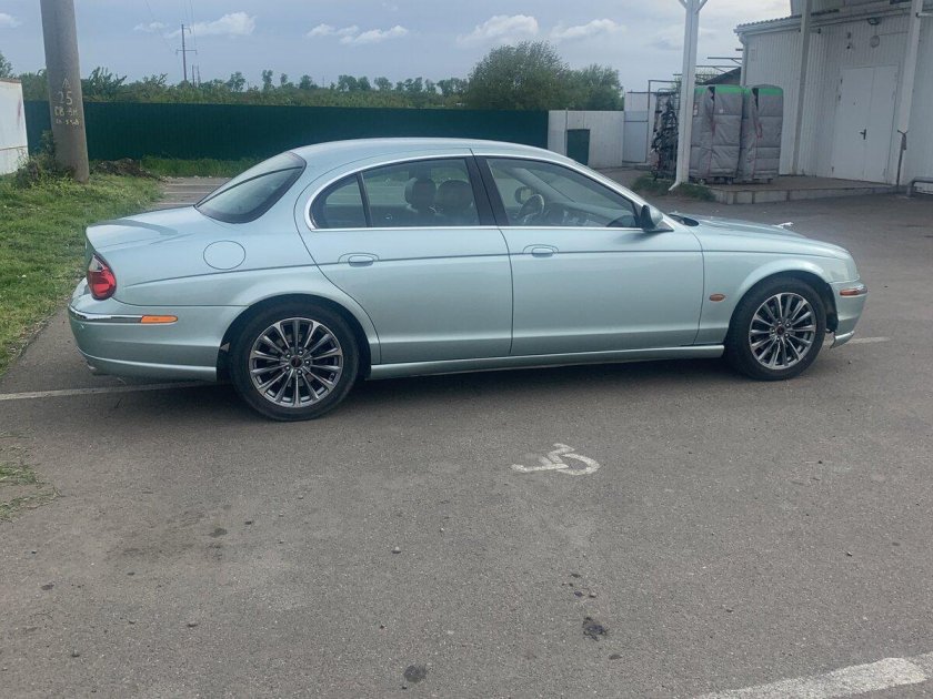 Серебристый jaguar s-type