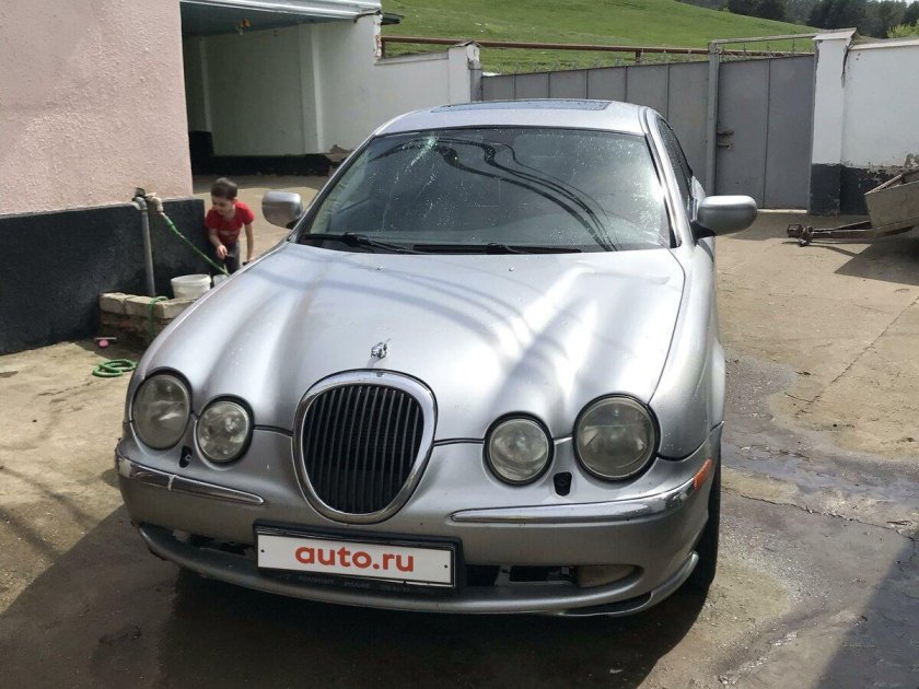 Серебристый Jaguar s-Type