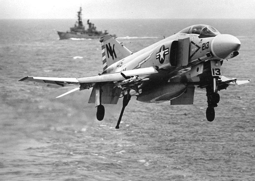 Самолет Фантом ф-4