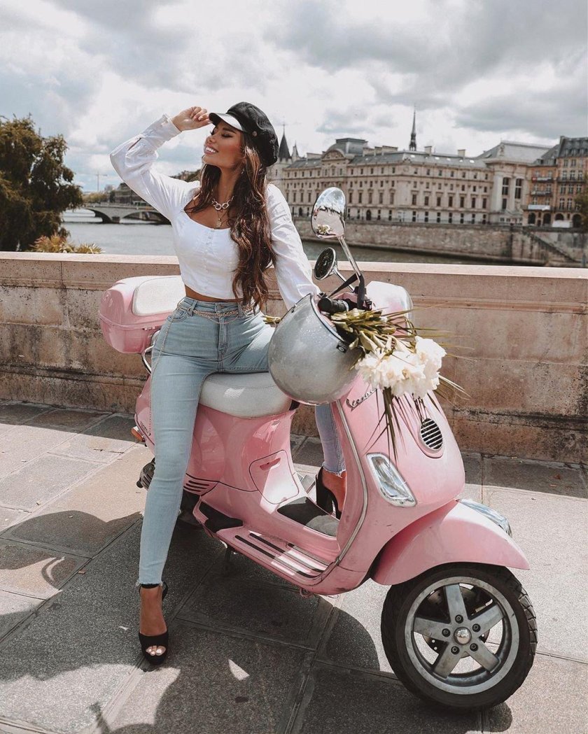 Девушка на скутере