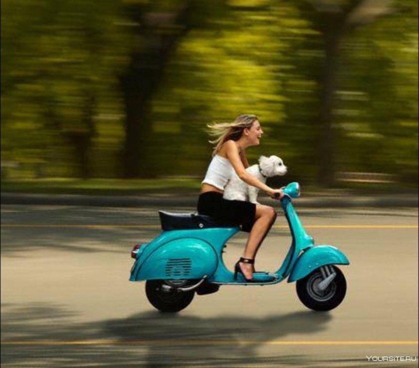 Девушка на мотороллере