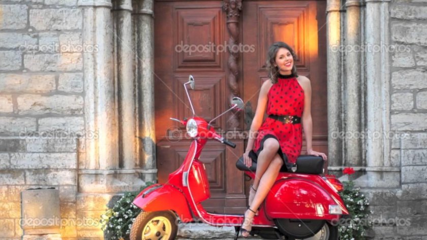 Девушка на Красном мотороллере