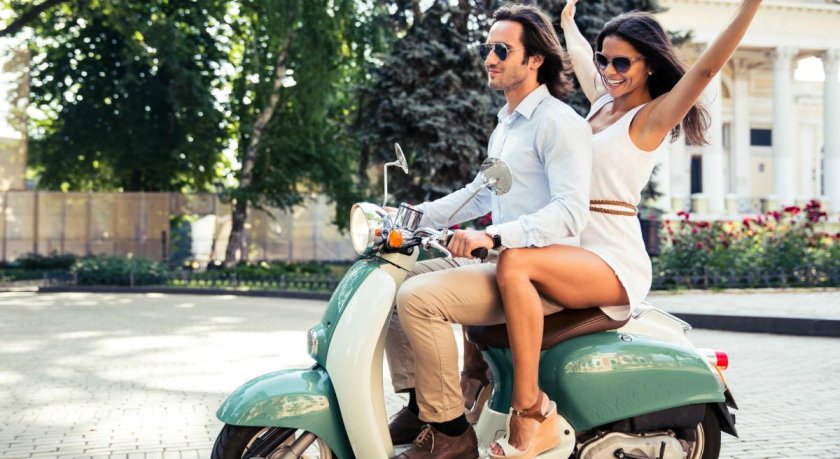 Пара на мотороллере