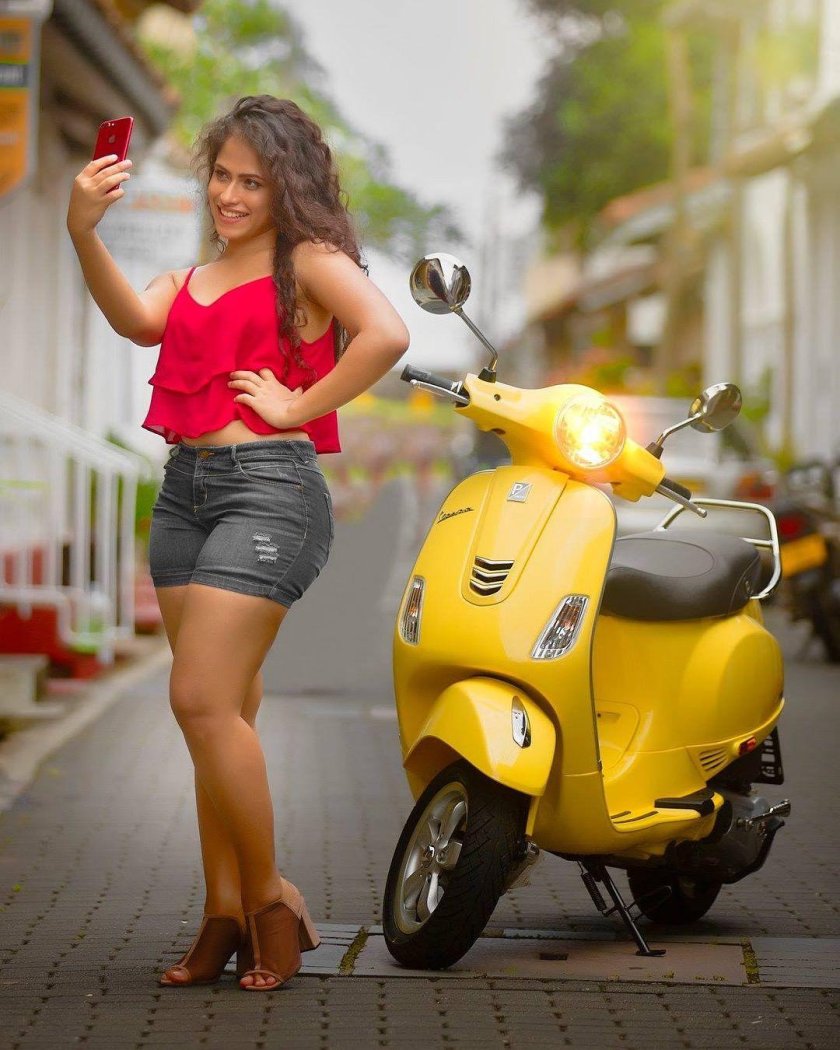 Девушка на скутере