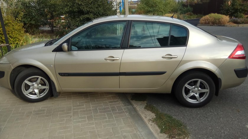 Рено Меган 2 золотистый